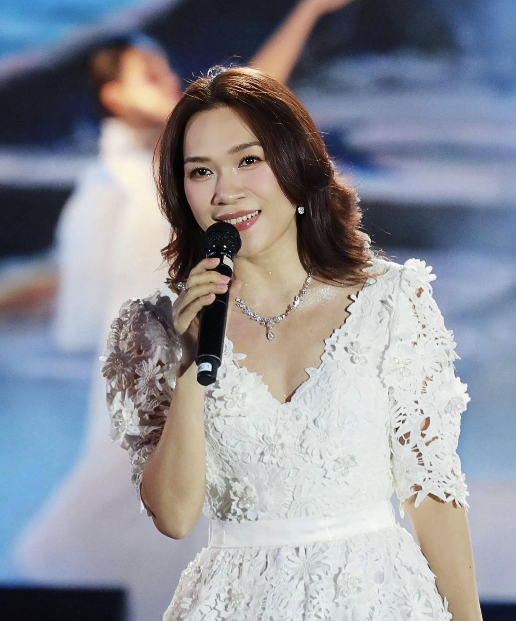 Mỹ Tâm trẻ đẹp vô cùng trong tà áo dài trắng, visual tuổi 44 không có gì phải chê- Ảnh 14. Mỹ Tâm trẻ đẹp vô cùng trong tà áo dài trắng, visual tuổi 44 không có gì phải chê- Ảnh 14.