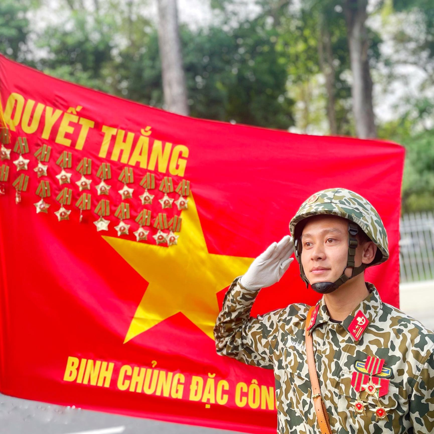 Sau màn trả lời EQ “đỉnh chóp” viral MXH, khối trưởng khối đặc công tiết lộ hậu phương vững chắc- Ảnh 2. Sau màn trả lời EQ “đỉnh chóp” viral MXH, khối trưởng khối đặc công tiết lộ hậu phương vững chắc- Ảnh 2.