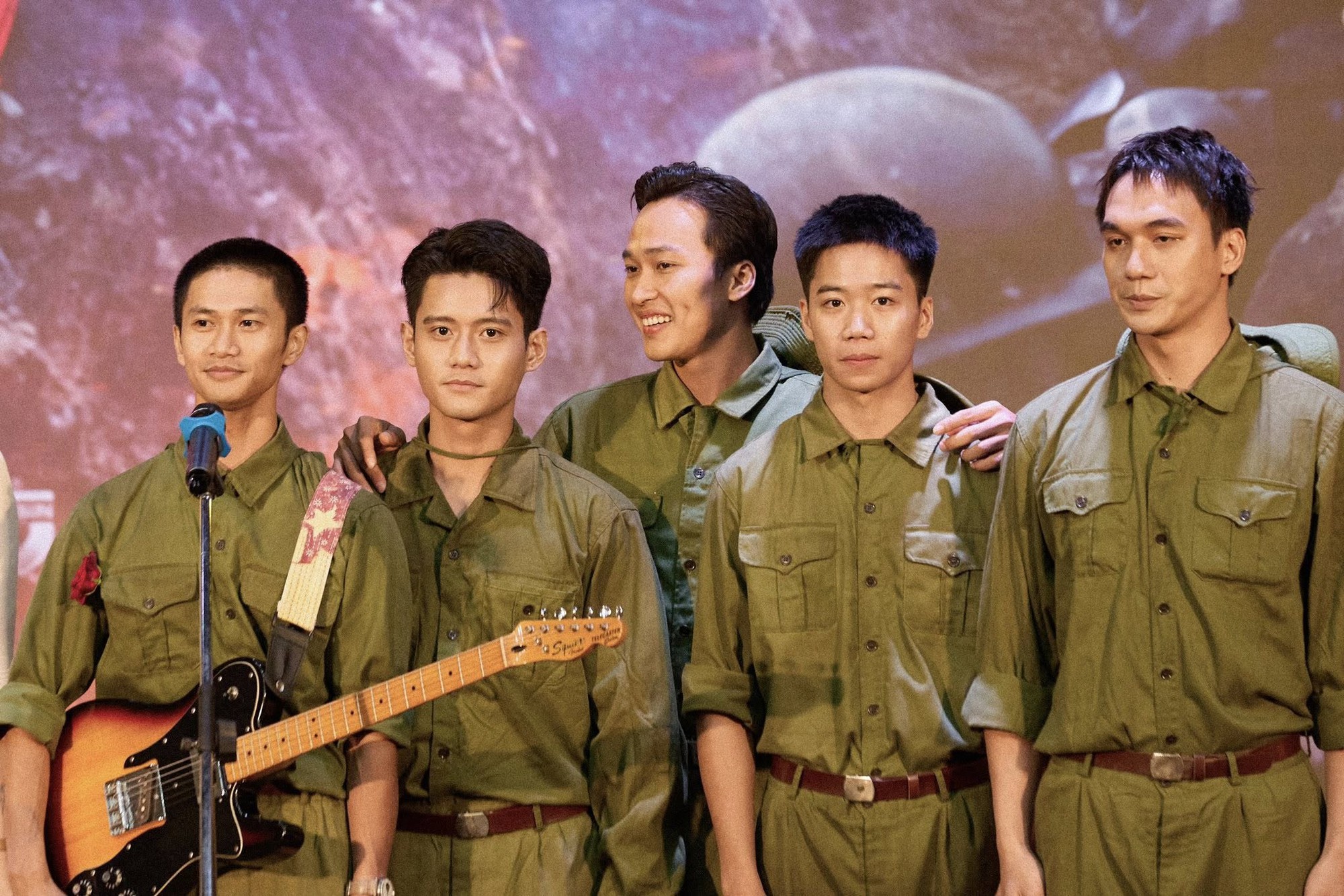 Dàn diễn viên Mưa Đỏ từ Quảng Trị 1972 xuyên không hiện tại tận hưởng hoà bình, 20.000 người ở SVĐ Mỹ Đình nức nở- Ảnh 5. Dàn diễn viên Mưa Đỏ từ Quảng Trị 1972 xuyên không hiện tại tận hưởng hoà bình, 20.000 người ở SVĐ Mỹ Đình nức nở- Ảnh 5.