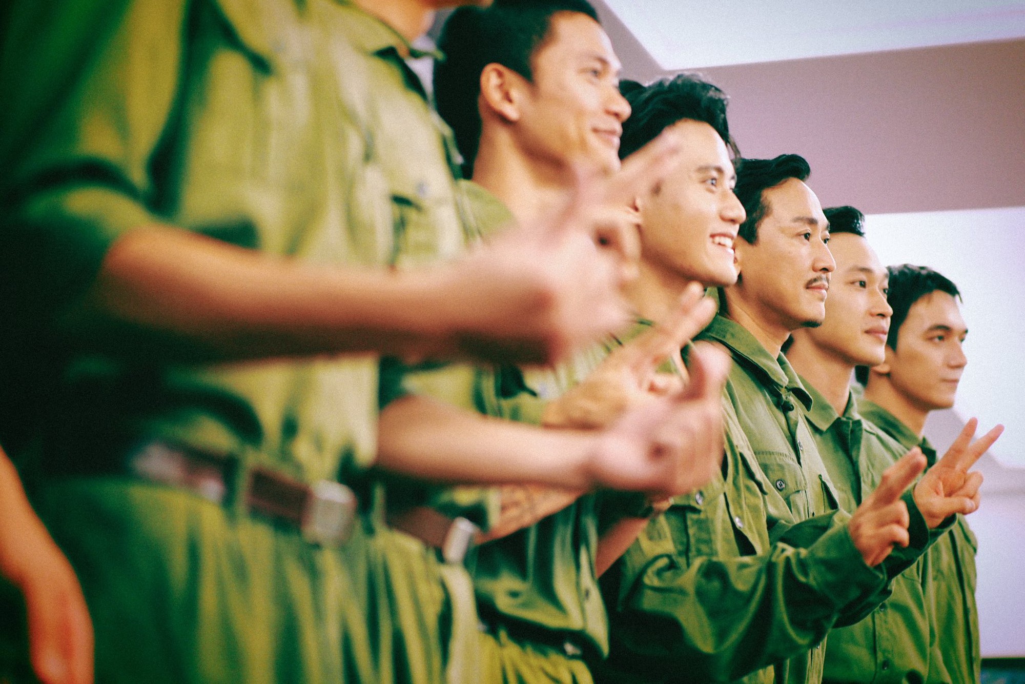 Dàn diễn viên Mưa Đỏ từ Quảng Trị 1972 xuyên không hiện tại tận hưởng hoà bình, 20.000 người ở SVĐ Mỹ Đình nức nở- Ảnh 6. Dàn diễn viên Mưa Đỏ từ Quảng Trị 1972 xuyên không hiện tại tận hưởng hoà bình, 20.000 người ở SVĐ Mỹ Đình nức nở- Ảnh 6.