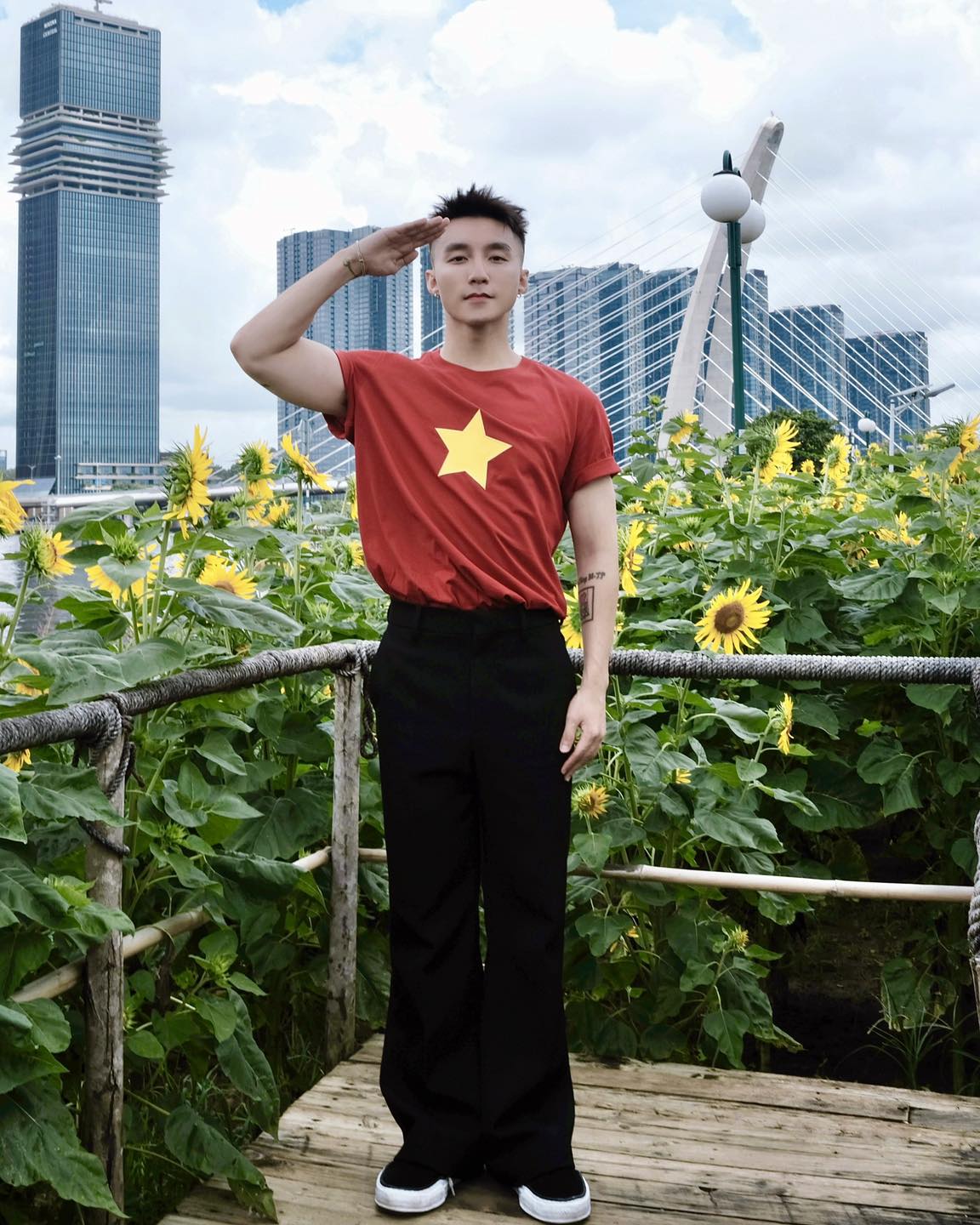 Sơn Tùng - MONO gây sốt trong cùng 1 buổi sáng: Em cười tươi rói diễu hành, anh viral MXH với 2 bức ảnh!- Ảnh 2. Sơn Tùng - MONO gây sốt trong cùng 1 buổi sáng: Em cười tươi rói diễu hành, anh viral MXH với 2 bức ảnh!- Ảnh 2.