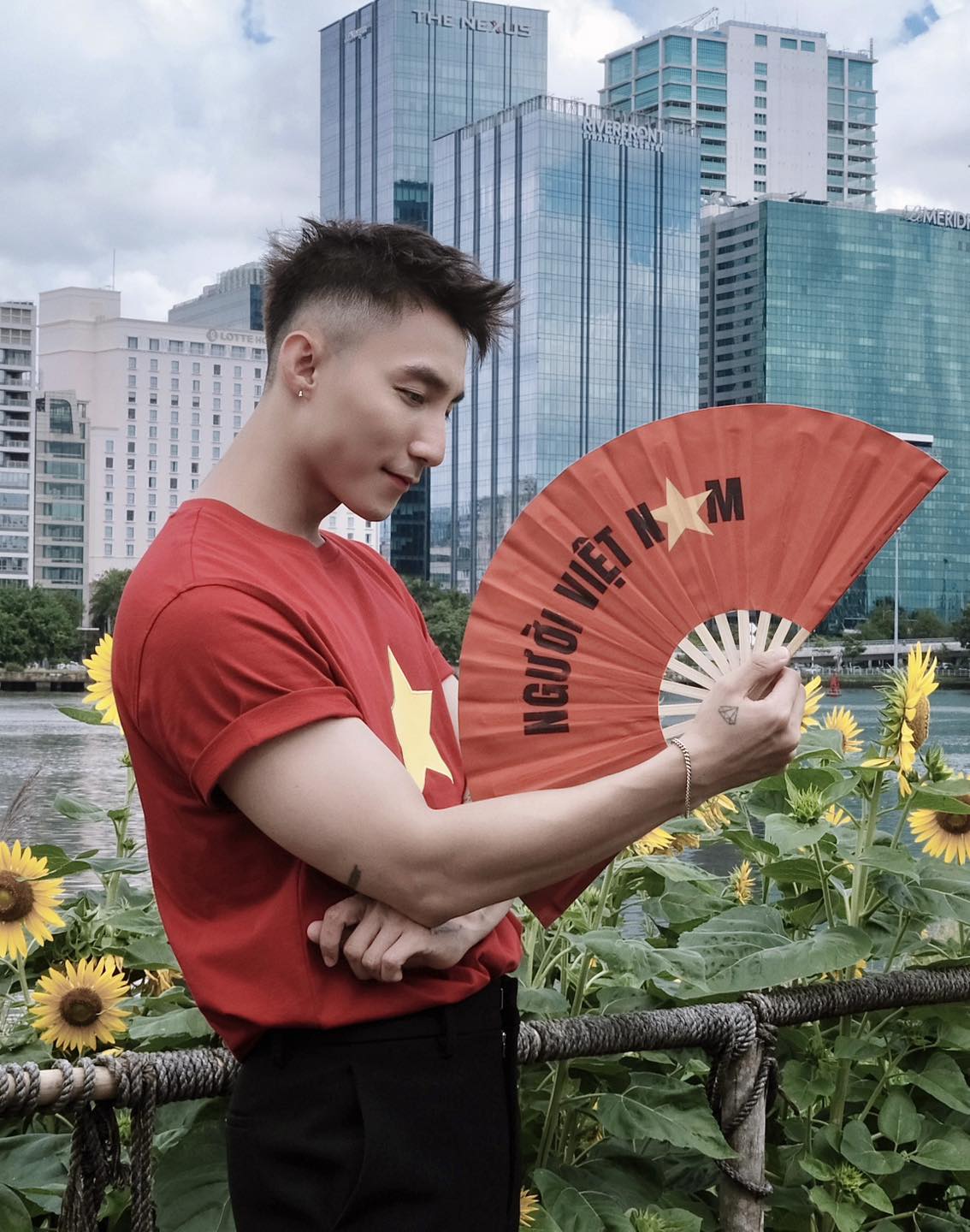 Sơn Tùng - MONO gây sốt trong cùng 1 buổi sáng: Em cười tươi rói diễu hành, anh viral MXH với 2 bức ảnh!- Ảnh 1. Sơn Tùng - MONO gây sốt trong cùng 1 buổi sáng: Em cười tươi rói diễu hành, anh viral MXH với 2 bức ảnh!- Ảnh 1.