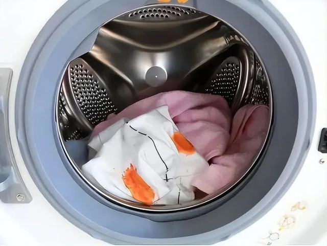 Vì sao không nên cho quần áo bẩn vào máy giặt ngay? Đơn giản nhưng không phải ai cũng biết- Ảnh 1. Vì sao không nên cho quần áo bẩn vào máy giặt ngay? Đơn giản nhưng không phải ai cũng biết- Ảnh 1.