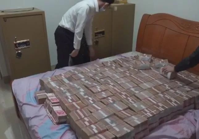 Đột kích nhiều địa điểm, tịch thu hơn 173 tỷ tiền mặt tại hiện trường liên quan đến 1 vụ án lừa đảo siêu tinh vi- Ảnh 2. Đột kích nhiều địa điểm, tịch thu hơn 173 tỷ tiền mặt tại hiện trường liên quan đến 1 vụ án lừa đảo siêu tinh vi- Ảnh 2.