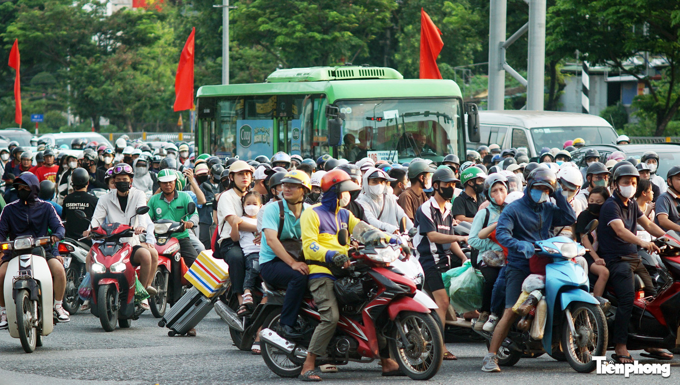 Hà Nội: Cửa ngõ ùn nhẹ, nội đô thông thoáng chiều cuối kỳ nghỉ lễ Quốc khánh 2/9- Ảnh 8. Hà Nội: Cửa ngõ ùn nhẹ, nội đô thông thoáng chiều cuối kỳ nghỉ lễ Quốc khánh 2/9- Ảnh 8.