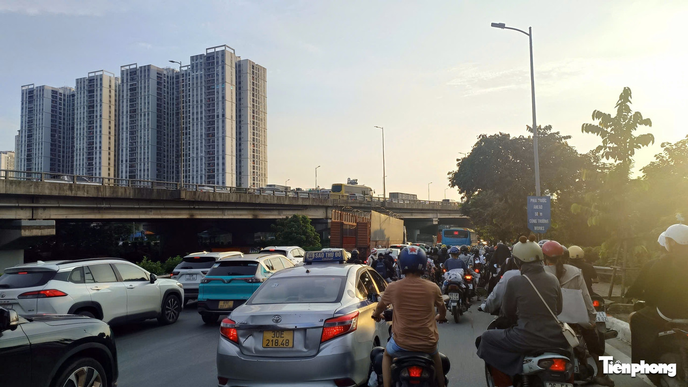 Hà Nội: Cửa ngõ ùn nhẹ, nội đô thông thoáng chiều cuối kỳ nghỉ lễ Quốc khánh 2/9- Ảnh 7. Hà Nội: Cửa ngõ ùn nhẹ, nội đô thông thoáng chiều cuối kỳ nghỉ lễ Quốc khánh 2/9- Ảnh 7.