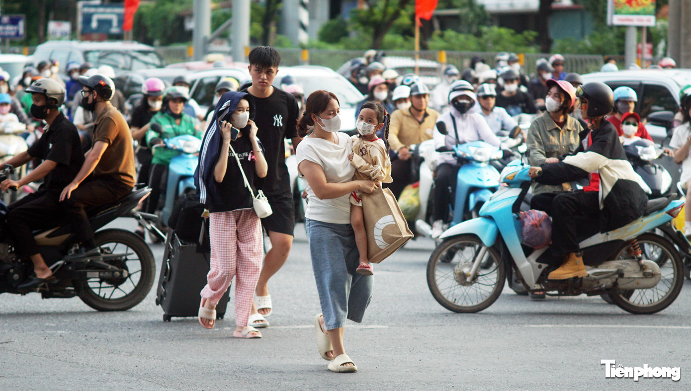 Hà Nội: Cửa ngõ ùn nhẹ, nội đô thông thoáng chiều cuối kỳ nghỉ lễ Quốc khánh 2/9- Ảnh 10. Hà Nội: Cửa ngõ ùn nhẹ, nội đô thông thoáng chiều cuối kỳ nghỉ lễ Quốc khánh 2/9- Ảnh 10.