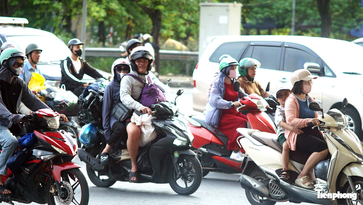 Hà Nội: Cửa ngõ ùn nhẹ, nội đô thông thoáng chiều cuối kỳ nghỉ lễ Quốc khánh 2/9- Ảnh 12. Hà Nội: Cửa ngõ ùn nhẹ, nội đô thông thoáng chiều cuối kỳ nghỉ lễ Quốc khánh 2/9- Ảnh 12.