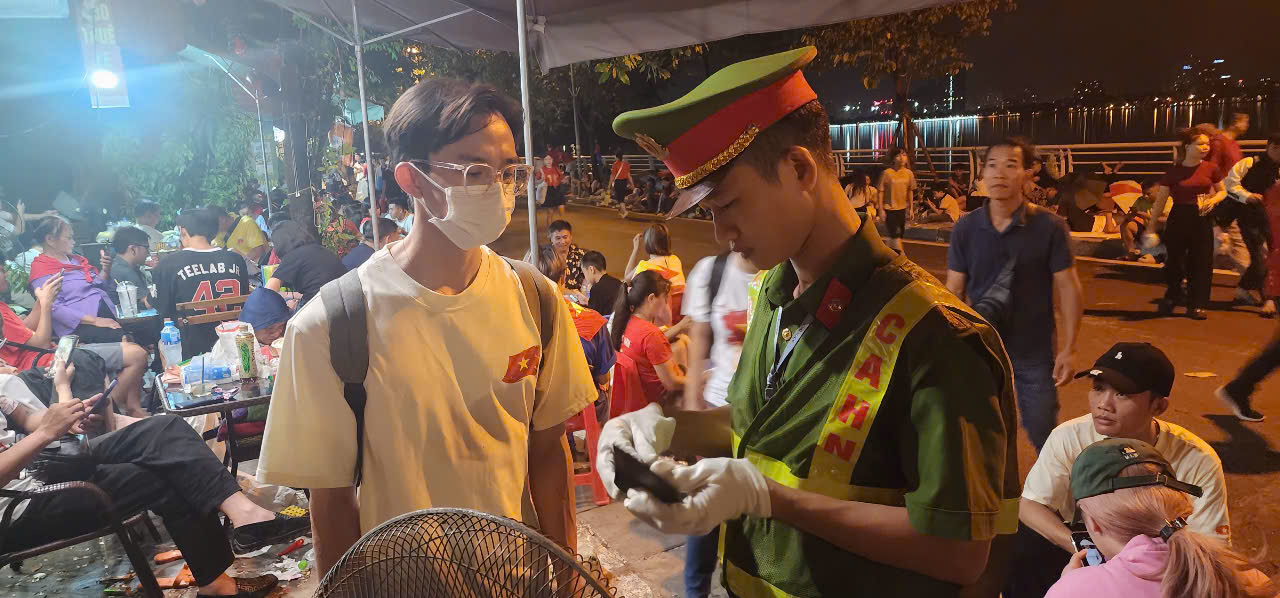 Nam thanh niên nhận lại toàn bộ giấy tờ đánh rơi trong đêm chờ xem diễu binh A80- Ảnh 3. Nam thanh niên nhận lại toàn bộ giấy tờ đánh rơi trong đêm chờ xem diễu binh A80- Ảnh 3.