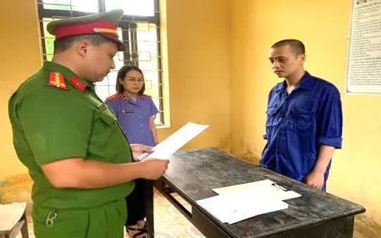 Công an tống đạt các quyết định đối với Nguyễn Đức Cường. Ảnh: Công an Ninh Bình. Công an tống đạt các quyết định đối với Nguyễn Đức Cường. Ảnh: Công an Ninh Bình.