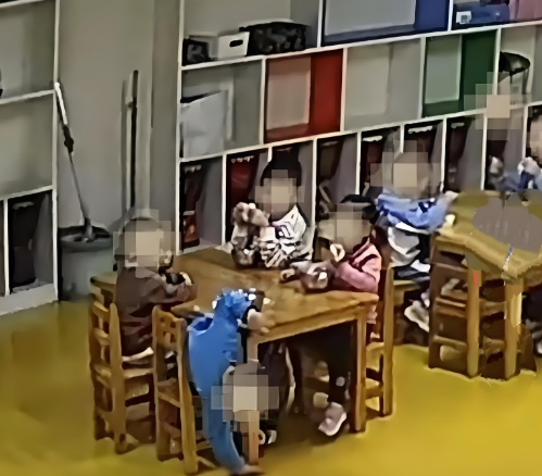 Đi đón con tan học, mẹ tình cờ nghe thấy lời "nói xấu" của giáo viên: Ban đầu bức xúc nhưng về sau lại phải cảm ơn!- Ảnh 1.