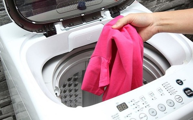 Vì sao không nên cho quần áo bẩn vào máy giặt ngay? Đơn giản nhưng không phải ai cũng biết- Ảnh 2. Vì sao không nên cho quần áo bẩn vào máy giặt ngay? Đơn giản nhưng không phải ai cũng biết- Ảnh 2.