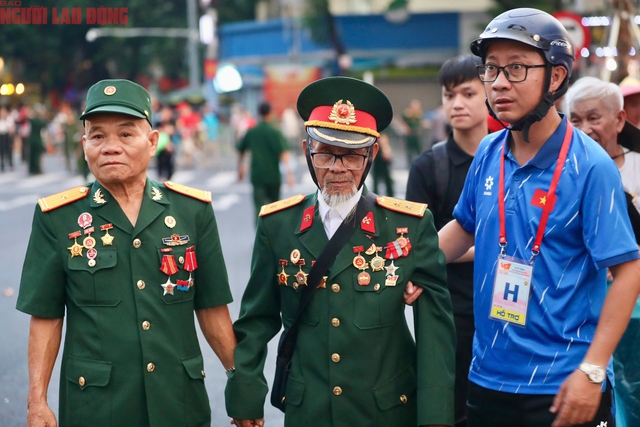 "Đêm trắng" của hàng trăm ngàn người dân háo hức chờ xem diễu binh A80- Ảnh 1. "Đêm trắng" của hàng trăm ngàn người dân háo hức chờ xem diễu binh A80- Ảnh 1.