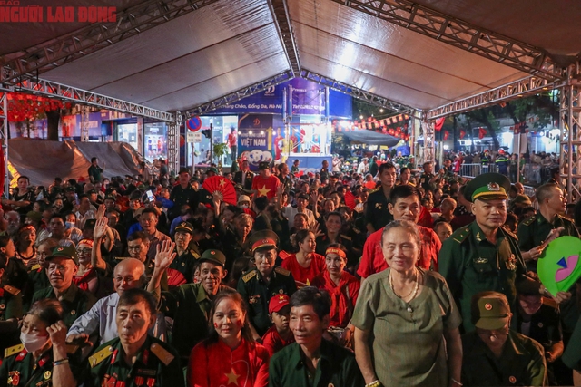 "Đêm trắng" của hàng trăm ngàn người dân háo hức chờ xem diễu binh A80- Ảnh 4. "Đêm trắng" của hàng trăm ngàn người dân háo hức chờ xem diễu binh A80- Ảnh 4.