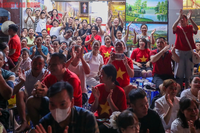 "Đêm trắng" của hàng trăm ngàn người dân háo hức chờ xem diễu binh A80- Ảnh 5. "Đêm trắng" của hàng trăm ngàn người dân háo hức chờ xem diễu binh A80- Ảnh 5.