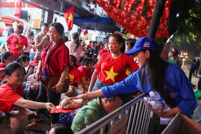 "Đêm trắng" của hàng trăm ngàn người dân háo hức chờ xem diễu binh A80- Ảnh 7. "Đêm trắng" của hàng trăm ngàn người dân háo hức chờ xem diễu binh A80- Ảnh 7.