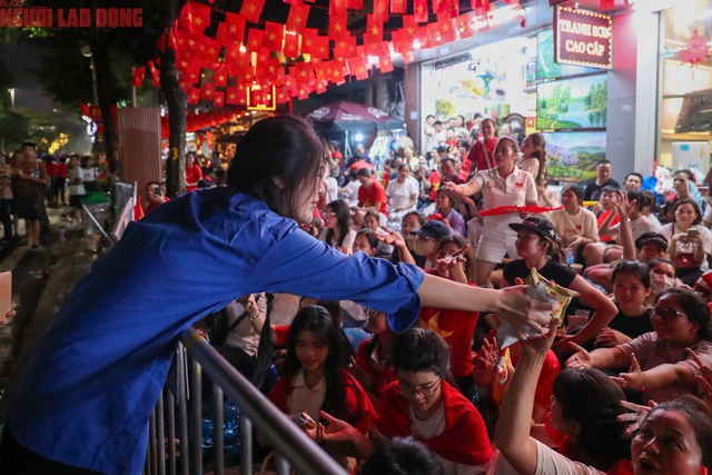 "Đêm trắng" của hàng trăm ngàn người dân háo hức chờ xem diễu binh A80- Ảnh 8. "Đêm trắng" của hàng trăm ngàn người dân háo hức chờ xem diễu binh A80- Ảnh 8.
