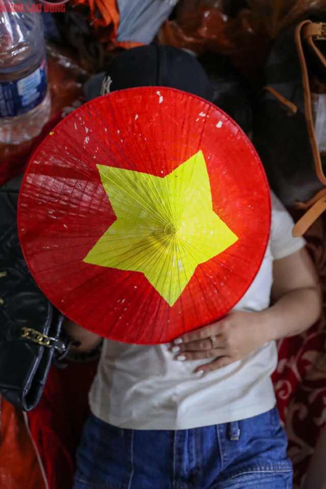 "Đêm trắng" của hàng trăm ngàn người dân háo hức chờ xem diễu binh A80- Ảnh 10.