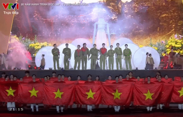 Dàn diễn viên Mưa Đỏ từ Quảng Trị 1972 xuyên không hiện tại tận hưởng hoà bình, 20.000 người ở SVĐ Mỹ Đình nức nở- Ảnh 3. Dàn diễn viên Mưa Đỏ từ Quảng Trị 1972 xuyên không hiện tại tận hưởng hoà bình, 20.000 người ở SVĐ Mỹ Đình nức nở- Ảnh 3.