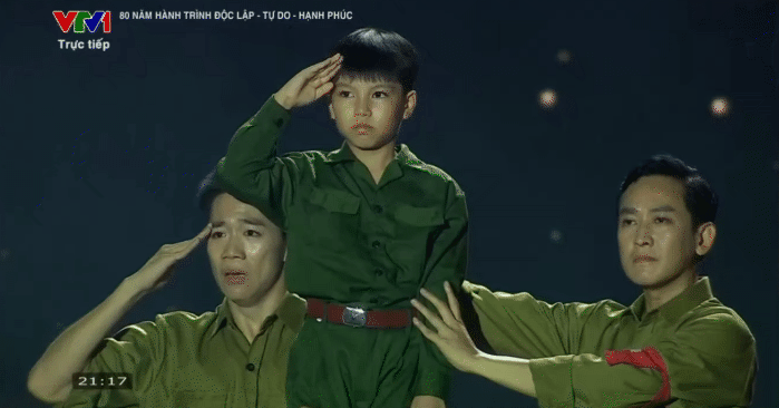 Dàn diễn viên Mưa Đỏ từ Quảng Trị 1972 xuyên không hiện tại tận hưởng hoà bình, 20.000 người ở SVĐ Mỹ Đình nức nở- Ảnh 4. Dàn diễn viên Mưa Đỏ từ Quảng Trị 1972 xuyên không hiện tại tận hưởng hoà bình, 20.000 người ở SVĐ Mỹ Đình nức nở- Ảnh 4.