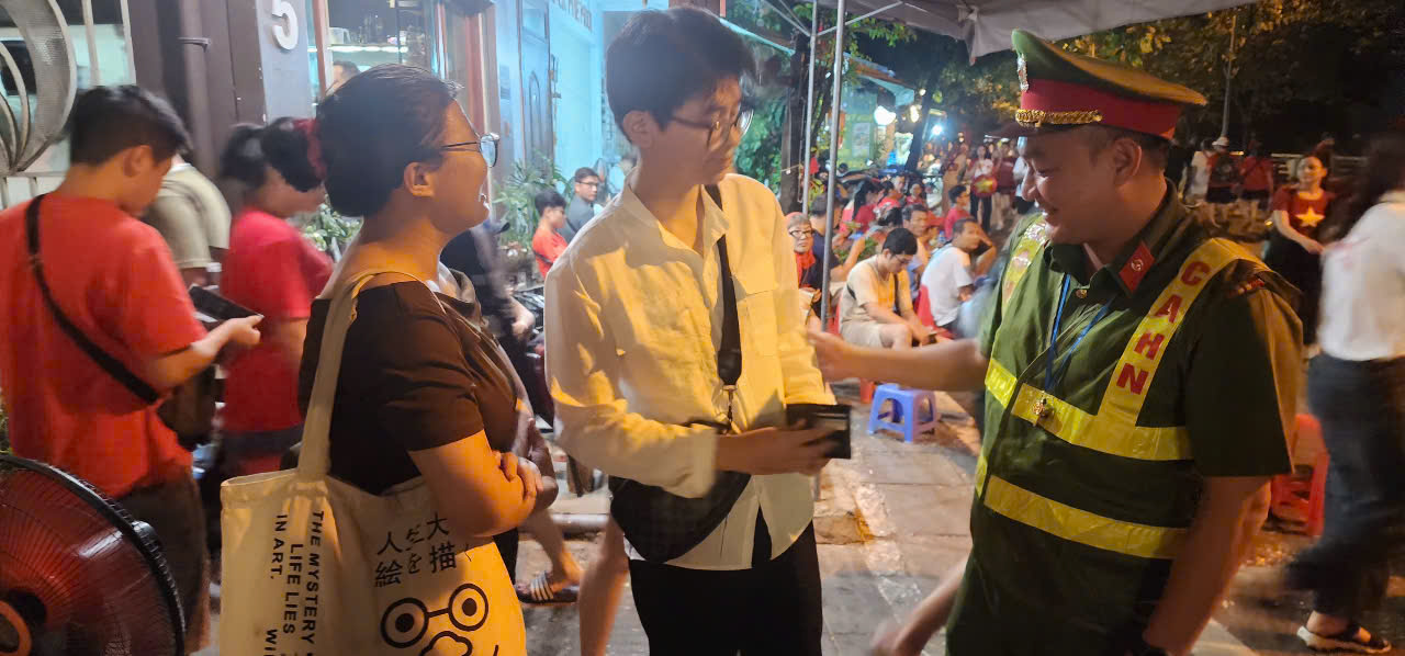 Nam thanh niên nhận lại toàn bộ giấy tờ đánh rơi trong đêm chờ xem diễu binh A80- Ảnh 1. Nam thanh niên nhận lại toàn bộ giấy tờ đánh rơi trong đêm chờ xem diễu binh A80- Ảnh 1.