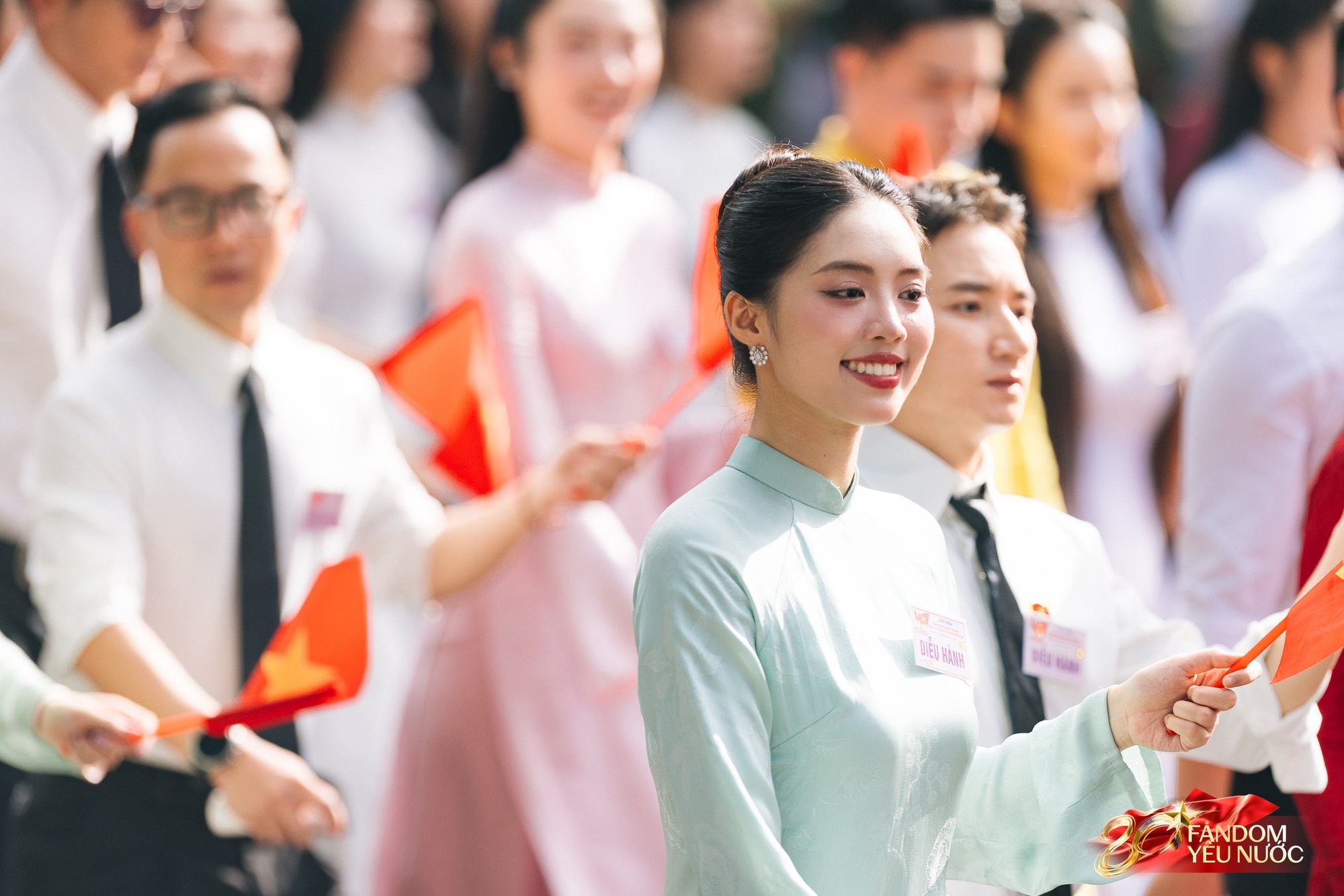 Chỉ đúng 1 hành động, Đen Vâu ẵm ngay điểm 10 tinh tế tại buổi diễu hành A80- Ảnh 7. Chỉ đúng 1 hành động, Đen Vâu ẵm ngay điểm 10 tinh tế tại buổi diễu hành A80- Ảnh 7.