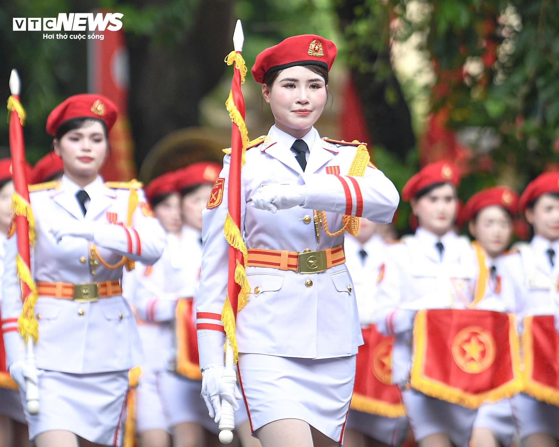 Thần thái điện ảnh, khí chất thép của các khối trưởng A80 gây 'bão mạng'- Ảnh 7. Thần thái điện ảnh, khí chất thép của các khối trưởng A80 gây 'bão mạng'- Ảnh 7.