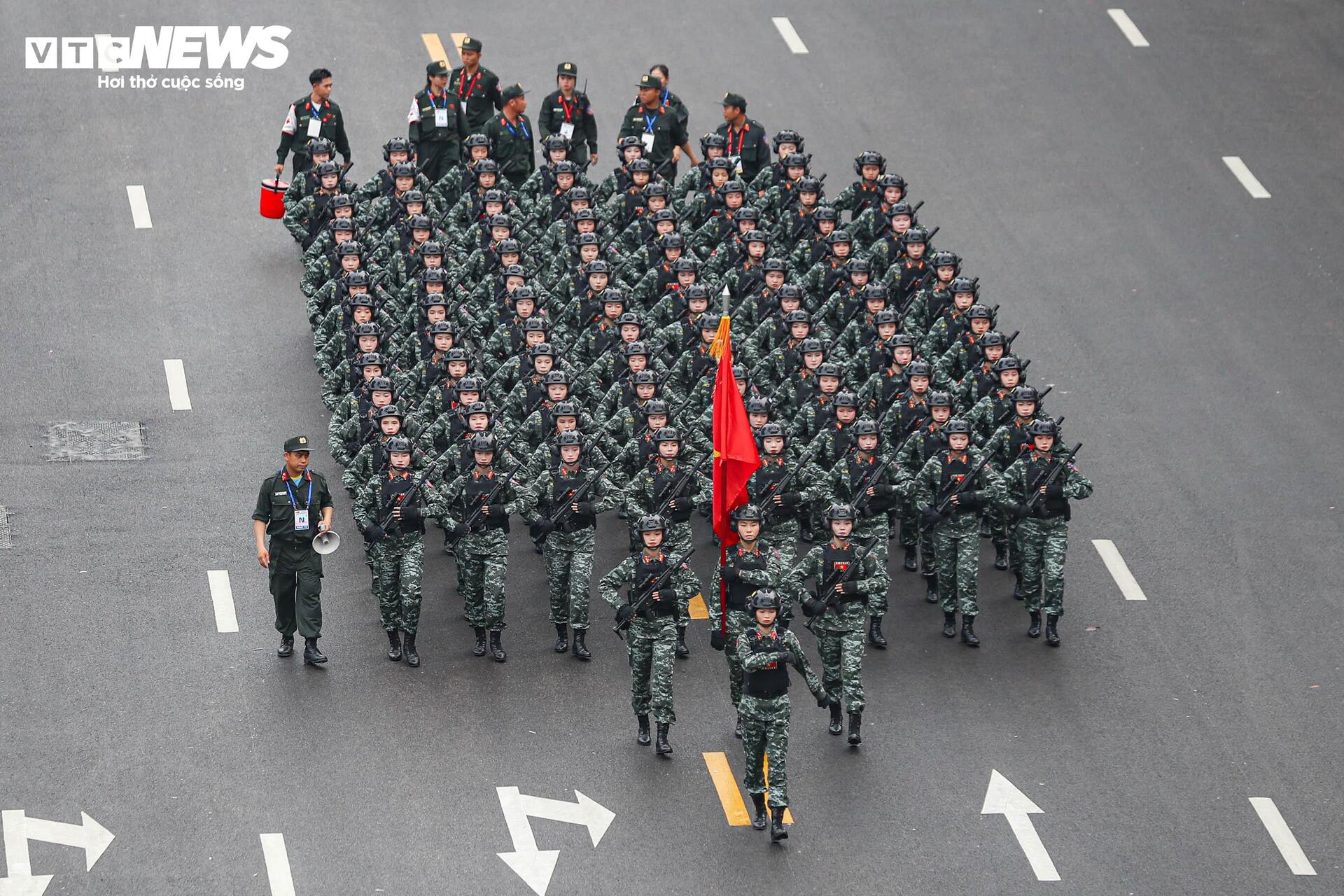 Vẻ đẹp của các 'bông hồng' trong khối nữ diễu hành A80 tại Quảng trường Ba Đình- Ảnh 18. Vẻ đẹp của các 'bông hồng' trong khối nữ diễu hành A80 tại Quảng trường Ba Đình- Ảnh 18.