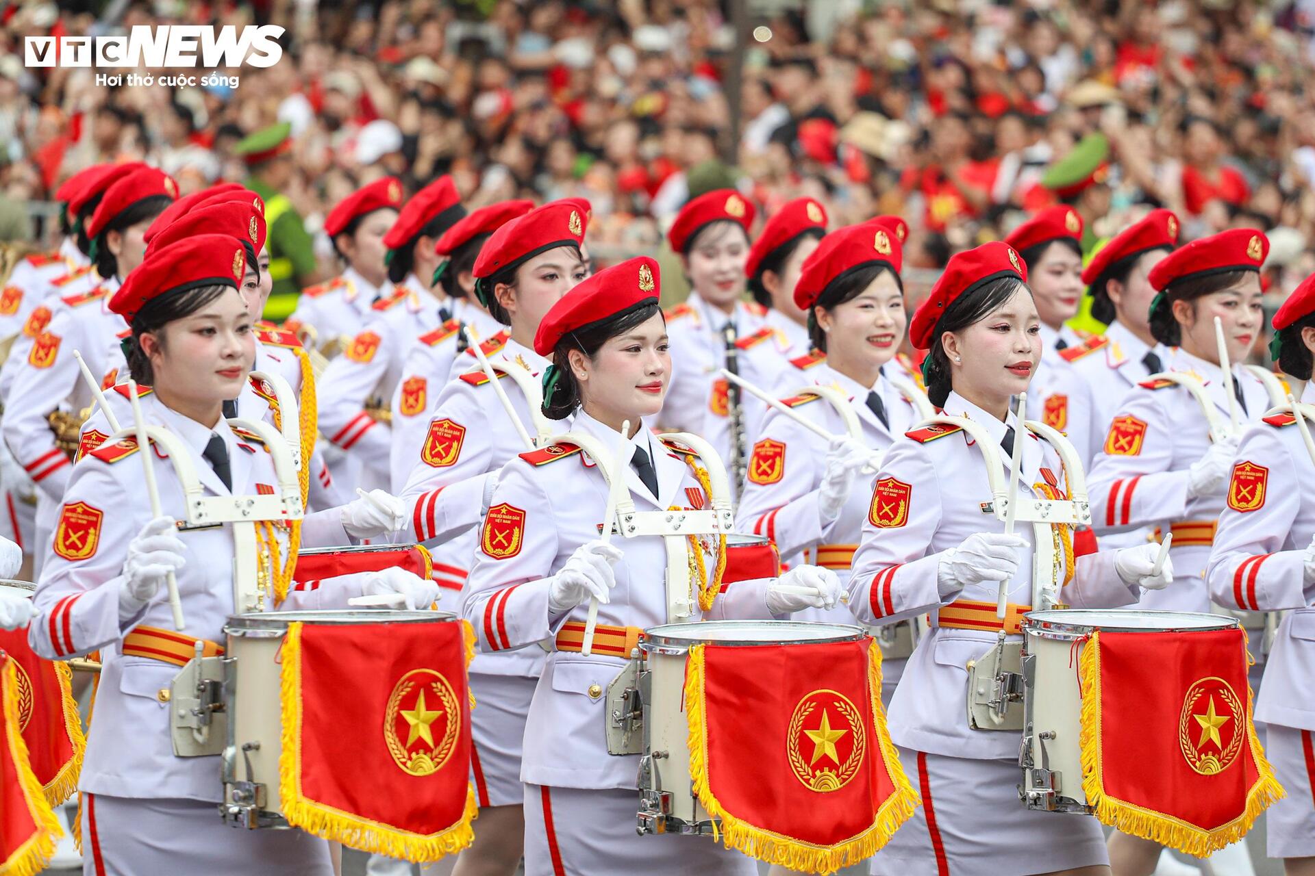Vẻ đẹp của các 'bông hồng' trong khối nữ diễu hành A80 tại Quảng trường Ba Đình- Ảnh 4. Vẻ đẹp của các 'bông hồng' trong khối nữ diễu hành A80 tại Quảng trường Ba Đình- Ảnh 4.