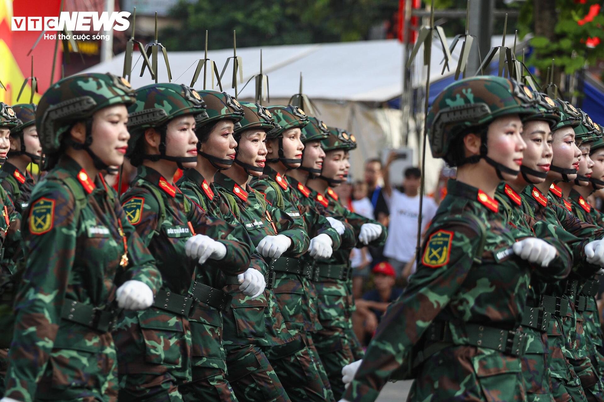 Vẻ đẹp của các 'bông hồng' trong khối nữ diễu hành A80 tại Quảng trường Ba Đình- Ảnh 12. Vẻ đẹp của các 'bông hồng' trong khối nữ diễu hành A80 tại Quảng trường Ba Đình- Ảnh 12.