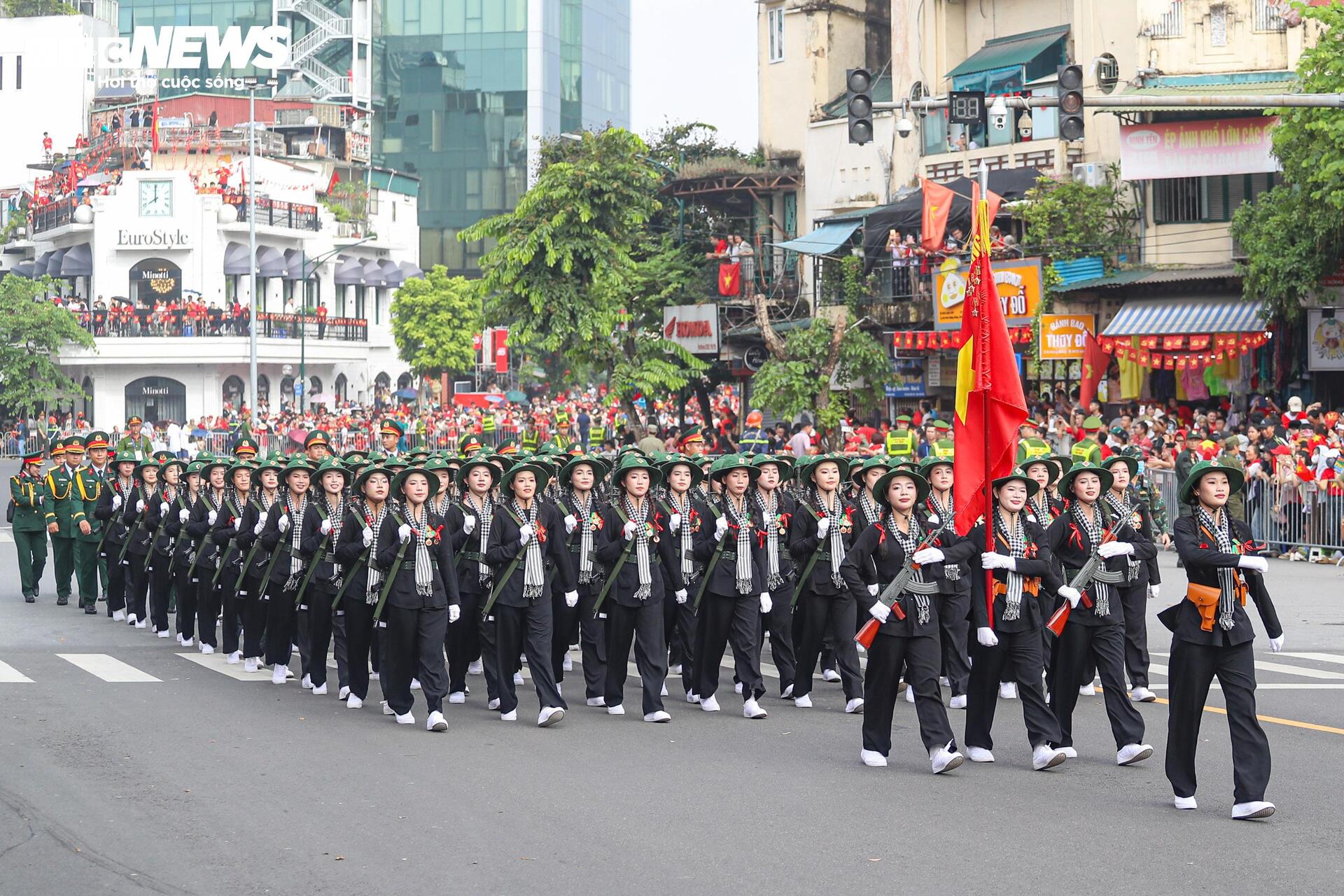 Vẻ đẹp của các 'bông hồng' trong khối nữ diễu hành A80 tại Quảng trường Ba Đình- Ảnh 14. Vẻ đẹp của các 'bông hồng' trong khối nữ diễu hành A80 tại Quảng trường Ba Đình- Ảnh 14.