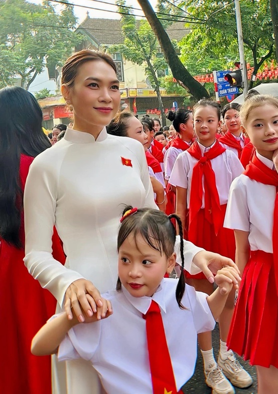 Gây xúc động khi xuất hiện tại quảng trường Ba Đình sáng 2/9, Mỹ Tâm đẳng cấp cỡ nào?- Ảnh 2. Gây xúc động khi xuất hiện tại quảng trường Ba Đình sáng 2/9, Mỹ Tâm đẳng cấp cỡ nào?- Ảnh 2.