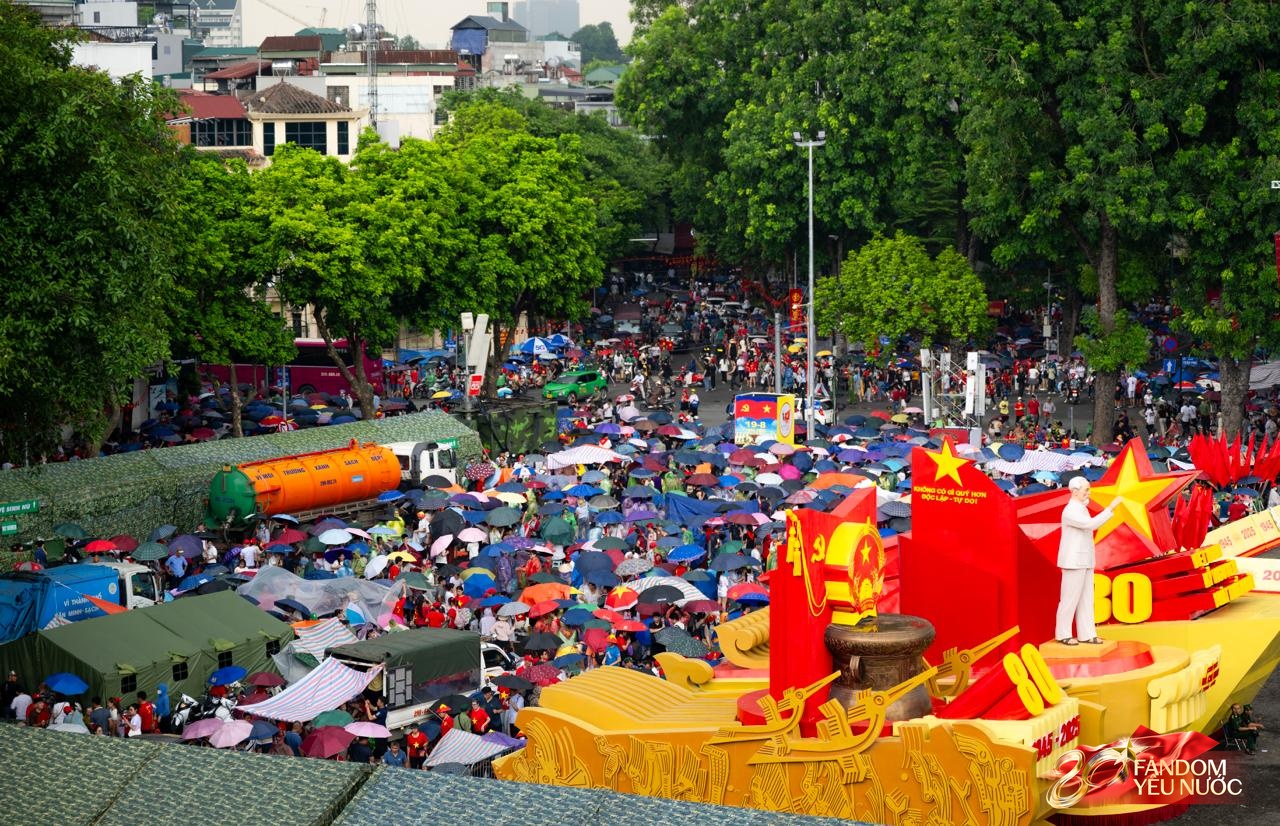 Người TP.HCM thuê khách sạn 3 triệu/đêm nhưng xuống vỉa hè trải bạt ngủ để chờ xem diễu binh 2/9: 