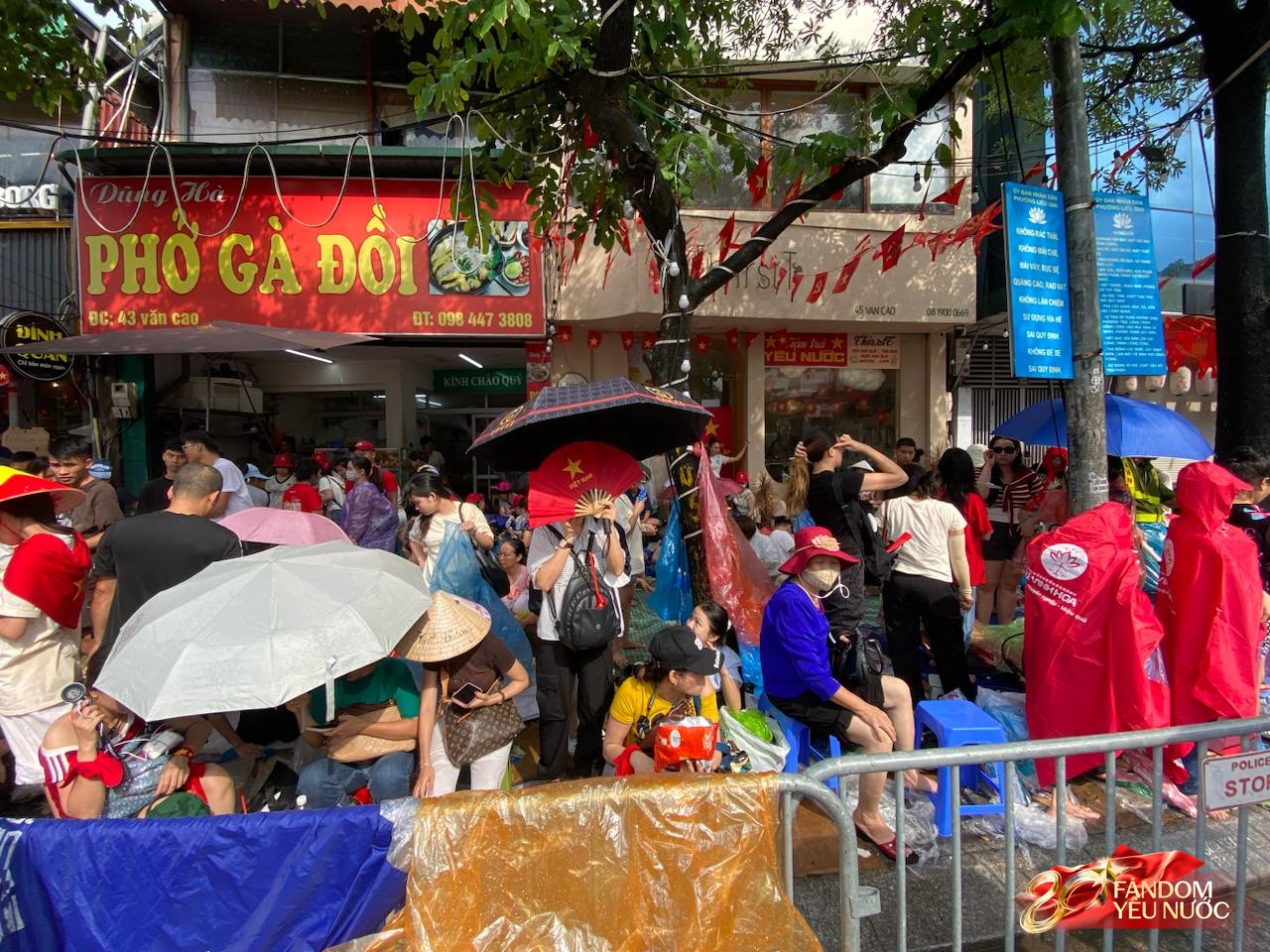Người TP.HCM thuê khách sạn 3 triệu/đêm nhưng xuống vỉa hè trải bạt ngủ để chờ xem diễu binh 2/9: 