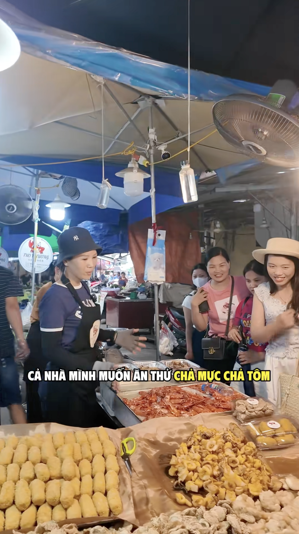 Cô gái bán hải sản khéo nhất Vịnh Bắc Bộ, giọng nói như biên tập viên truyền hình khiến ai cũng muốn mua hàng- Ảnh 1. Cô gái bán hải sản khéo nhất Vịnh Bắc Bộ, giọng nói như biên tập viên truyền hình khiến ai cũng muốn mua hàng- Ảnh 1.