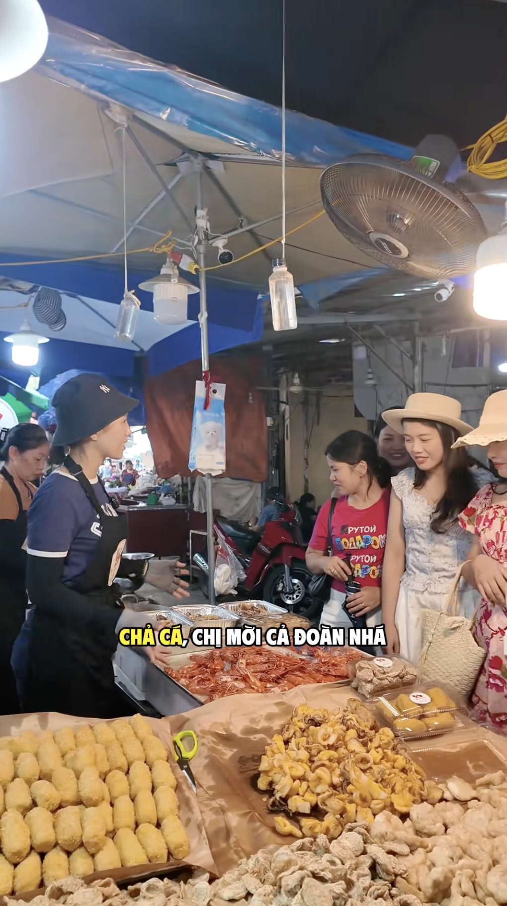 Cô gái bán hải sản khéo nhất Vịnh Bắc Bộ, giọng nói như biên tập viên truyền hình khiến ai cũng muốn mua hàng- Ảnh 2. Cô gái bán hải sản khéo nhất Vịnh Bắc Bộ, giọng nói như biên tập viên truyền hình khiến ai cũng muốn mua hàng- Ảnh 2.