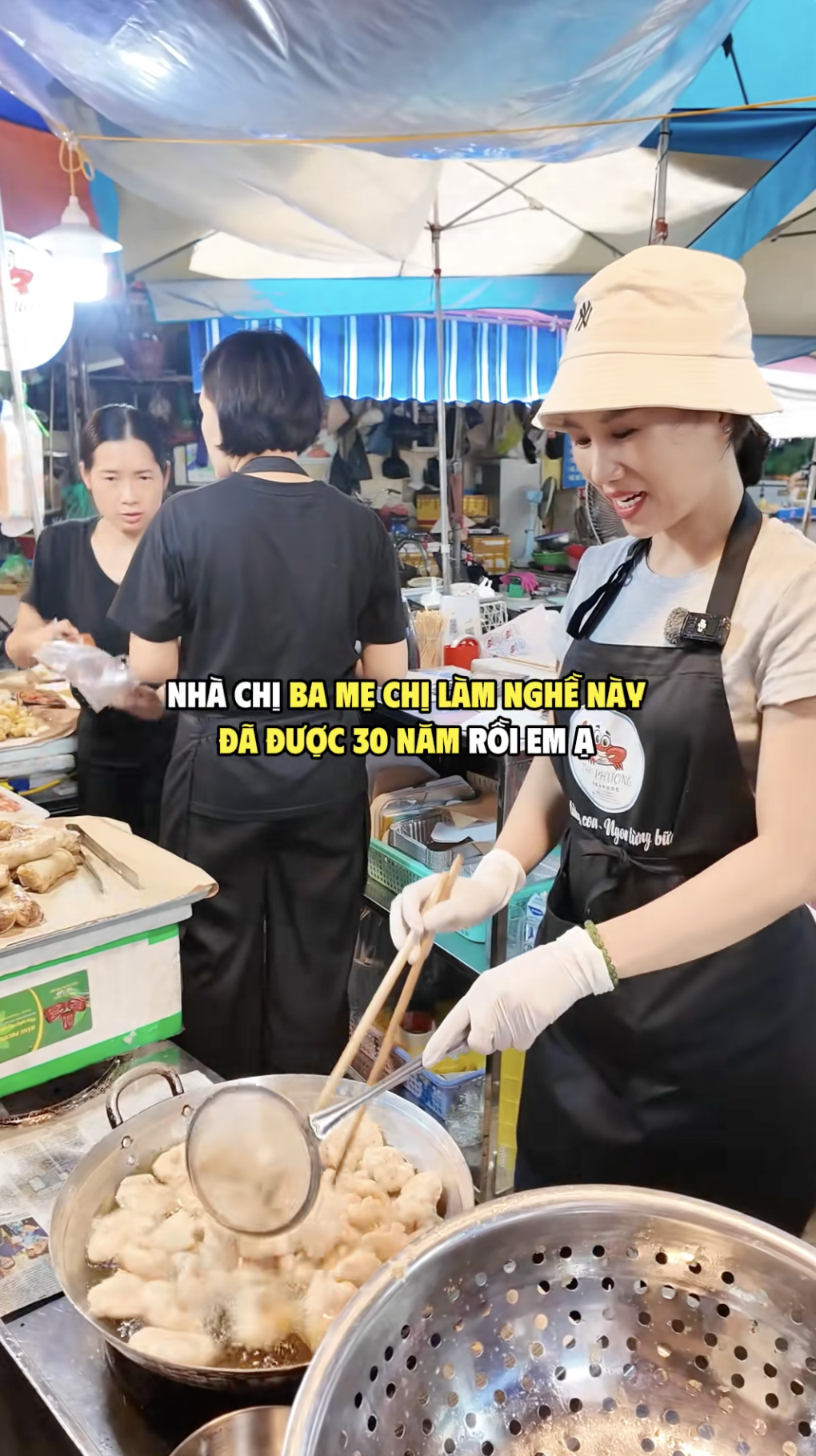 Cô gái bán hải sản khéo nhất Vịnh Bắc Bộ, giọng nói như biên tập viên truyền hình khiến ai cũng muốn mua hàng- Ảnh 6. Cô gái bán hải sản khéo nhất Vịnh Bắc Bộ, giọng nói như biên tập viên truyền hình khiến ai cũng muốn mua hàng- Ảnh 6.