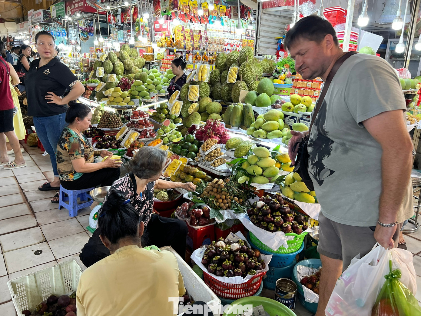 Cảnh trái ngược ở 'thiên đường mua sắm' Sài thành: Chỗ chen chân, nơi vắng lặng- Ảnh 10. Cảnh trái ngược ở 'thiên đường mua sắm' Sài thành: Chỗ chen chân, nơi vắng lặng- Ảnh 10.