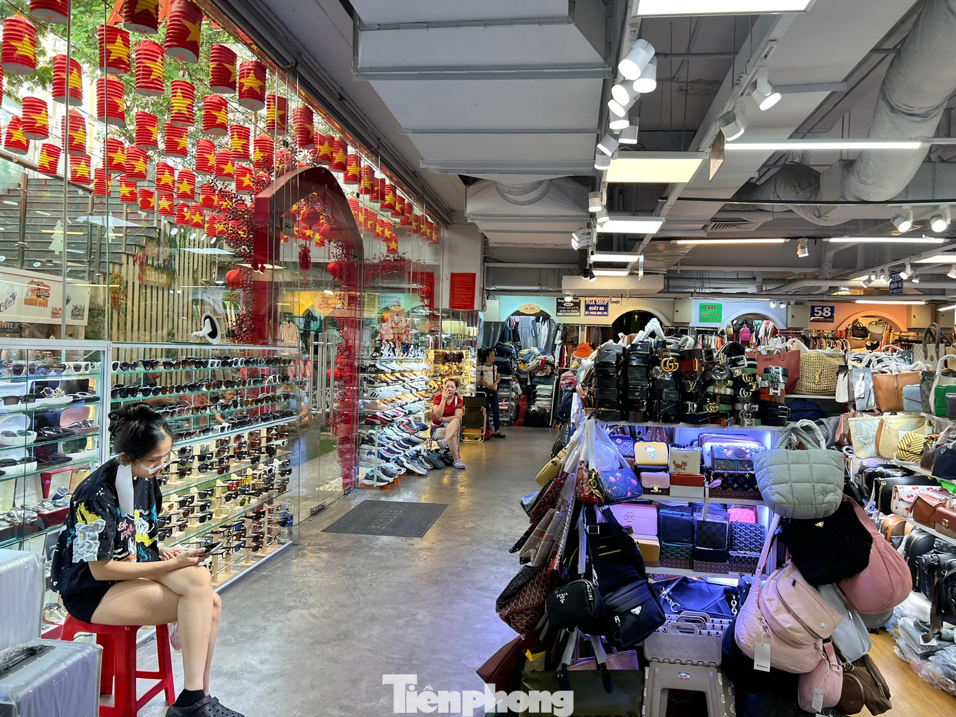 Cảnh trái ngược ở 'thiên đường mua sắm' Sài thành: Chỗ chen chân, nơi vắng lặng- Ảnh 11. Cảnh trái ngược ở 'thiên đường mua sắm' Sài thành: Chỗ chen chân, nơi vắng lặng- Ảnh 11.