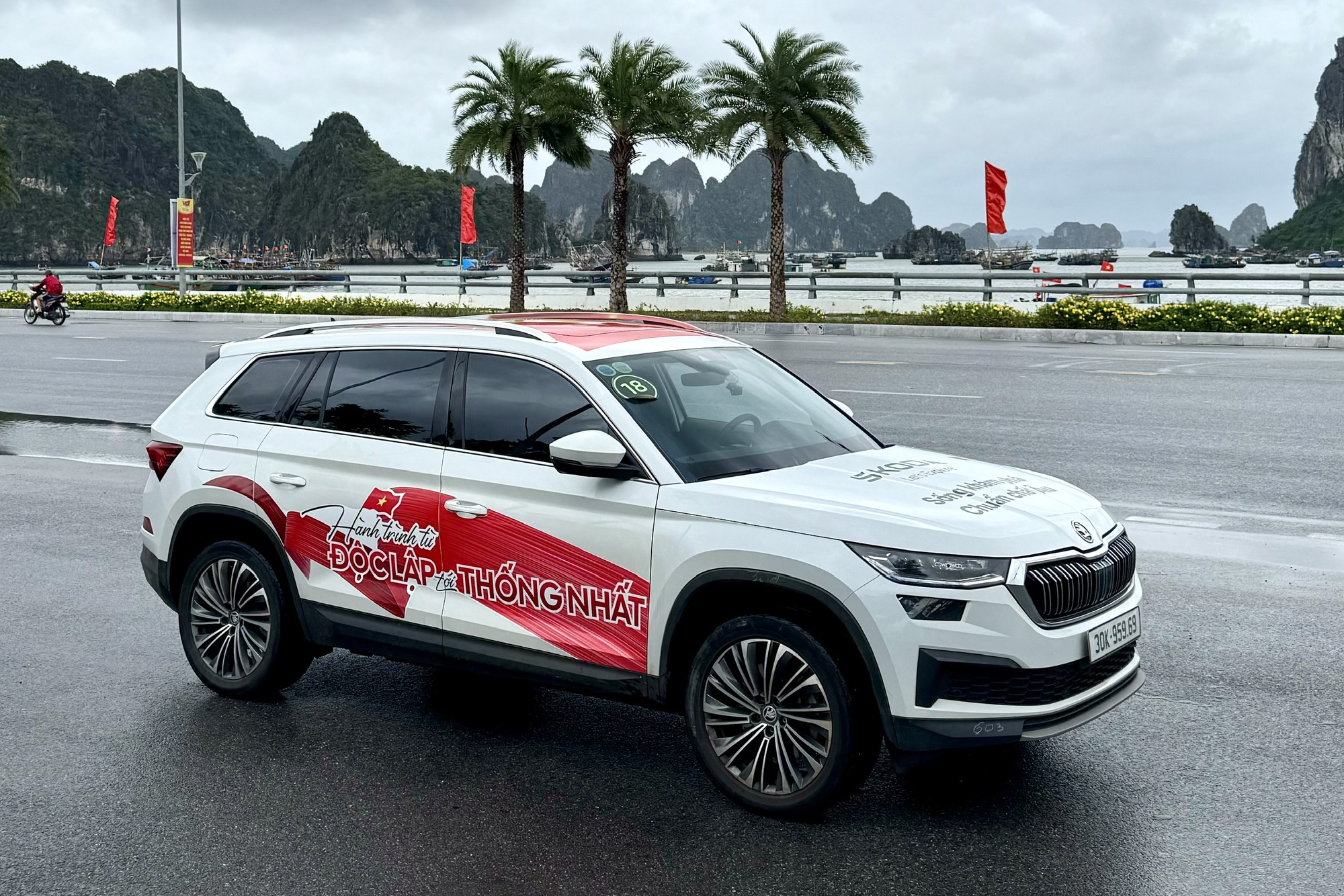 Lấy Skoda Kodiaq thế hệ cũ làm xe media chạy ‘băm bổ’: Khung gầm cứng vững, hệ treo chắc chắn, ăn xăng gây bất ngờ- Ảnh 1. Lấy Skoda Kodiaq thế hệ cũ làm xe media chạy ‘băm bổ’: Khung gầm cứng vững, hệ treo chắc chắn, ăn xăng gây bất ngờ- Ảnh 1.