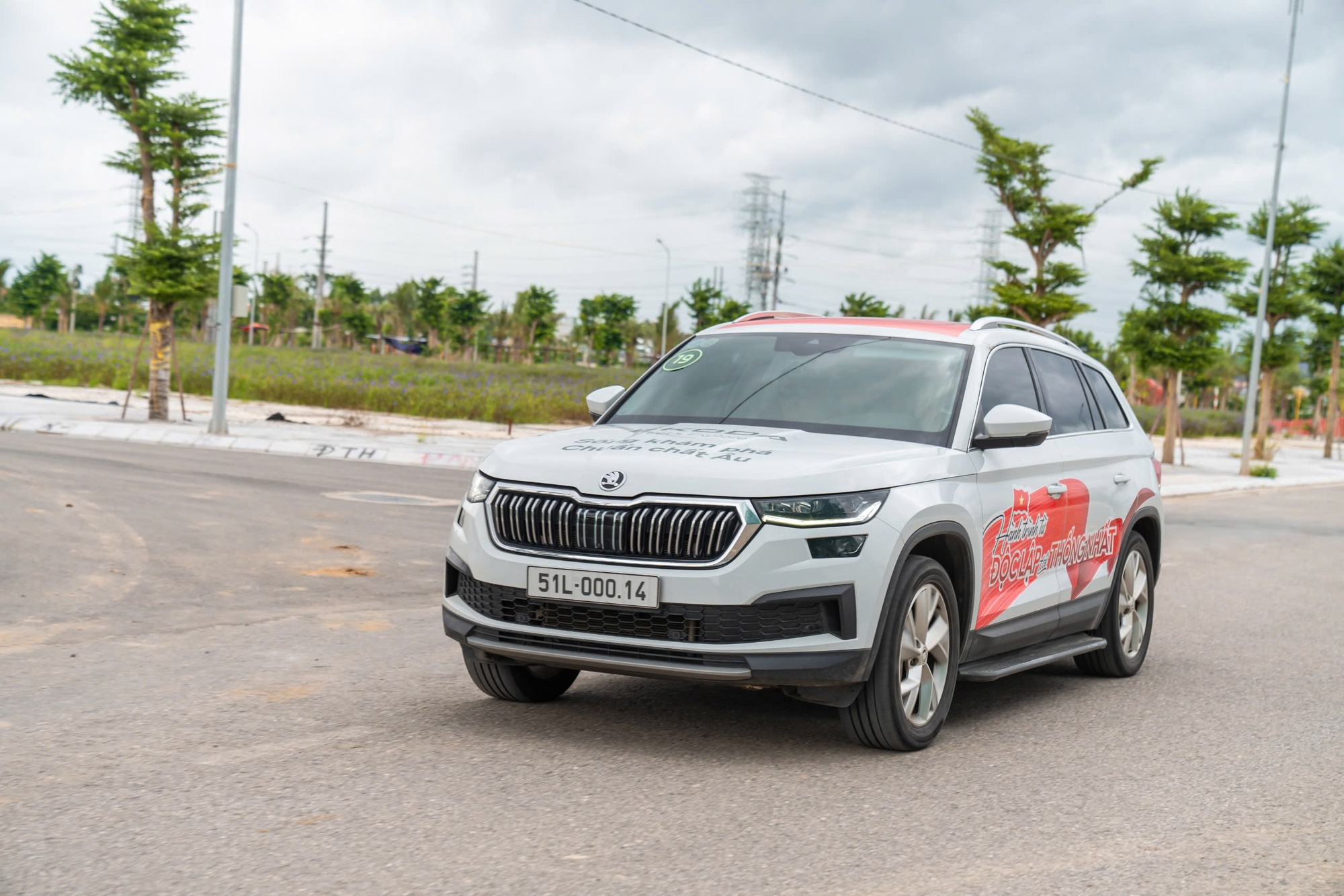 Lấy Skoda Kodiaq thế hệ cũ làm xe media chạy ‘băm bổ’: Khung gầm cứng vững, hệ treo chắc chắn, ăn xăng gây bất ngờ- Ảnh 2. Lấy Skoda Kodiaq thế hệ cũ làm xe media chạy ‘băm bổ’: Khung gầm cứng vững, hệ treo chắc chắn, ăn xăng gây bất ngờ- Ảnh 2.