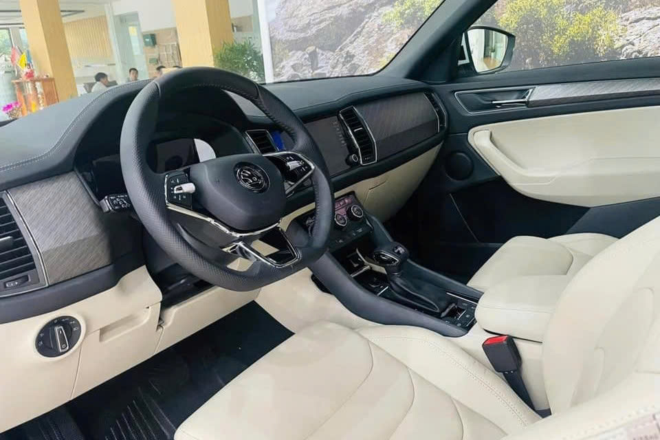 Lấy Skoda Kodiaq thế hệ cũ làm xe media chạy ‘băm bổ’: Khung gầm cứng vững, hệ treo chắc chắn, ăn xăng gây bất ngờ- Ảnh 3. Lấy Skoda Kodiaq thế hệ cũ làm xe media chạy ‘băm bổ’: Khung gầm cứng vững, hệ treo chắc chắn, ăn xăng gây bất ngờ- Ảnh 3.