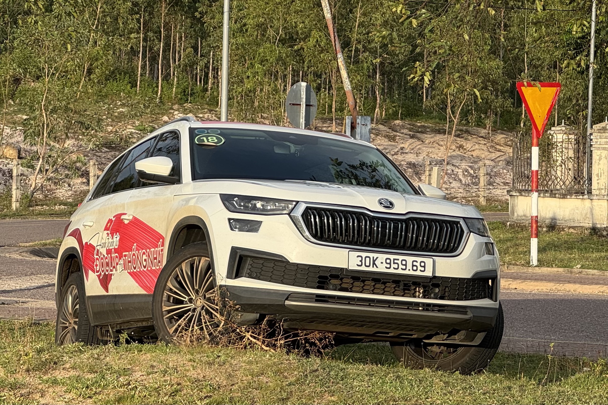 Lấy Skoda Kodiaq thế hệ cũ làm xe media chạy ‘băm bổ’: Khung gầm cứng vững, hệ treo chắc chắn, ăn xăng gây bất ngờ- Ảnh 6. Lấy Skoda Kodiaq thế hệ cũ làm xe media chạy ‘băm bổ’: Khung gầm cứng vững, hệ treo chắc chắn, ăn xăng gây bất ngờ- Ảnh 6.