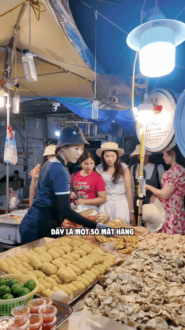 Cô gái bán hải sản khéo nhất Vịnh Bắc Bộ, giọng nói như biên tập viên truyền hình khiến ai cũng muốn mua hàng- Ảnh 3. Cô gái bán hải sản khéo nhất Vịnh Bắc Bộ, giọng nói như biên tập viên truyền hình khiến ai cũng muốn mua hàng- Ảnh 3.