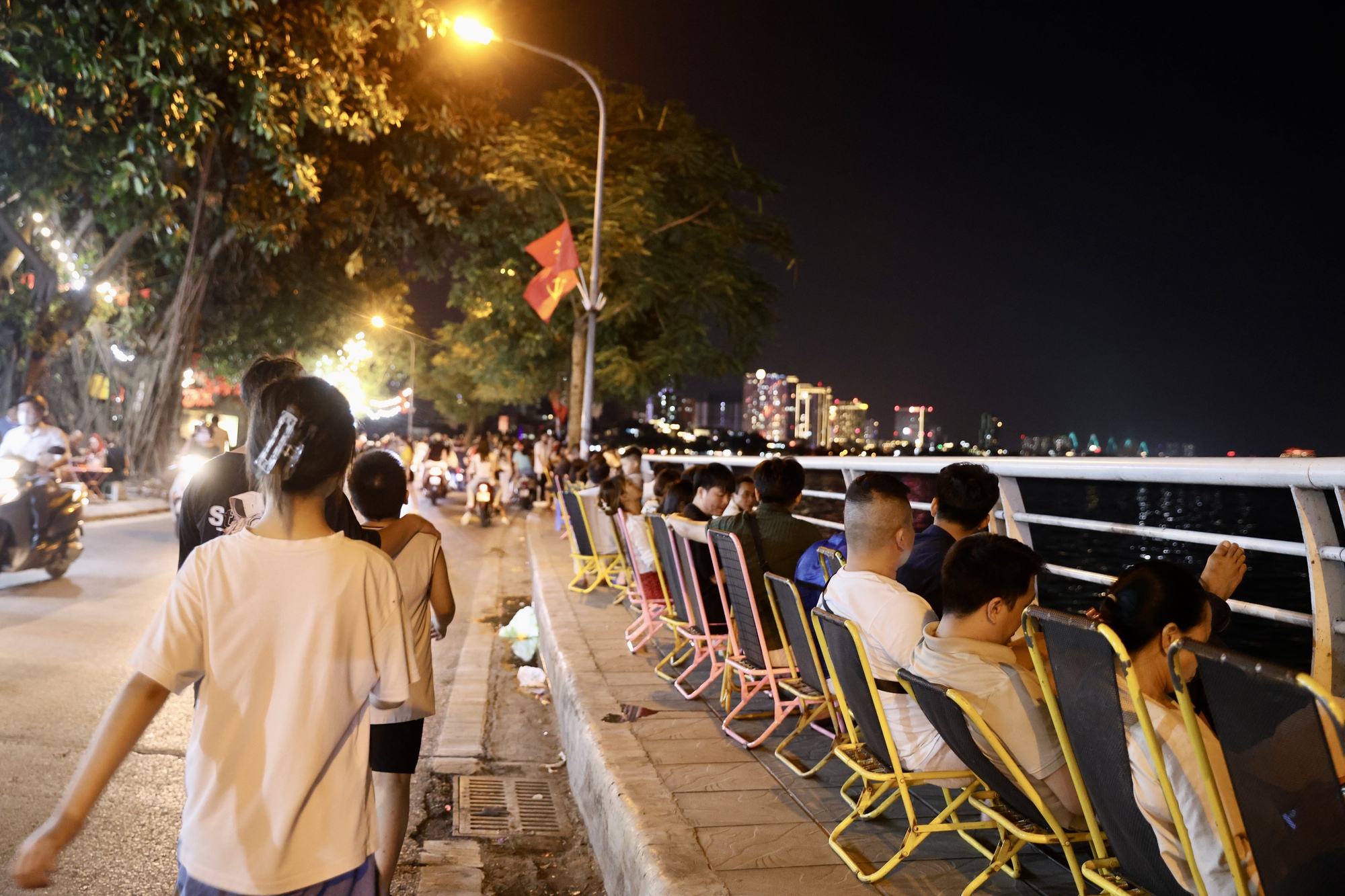 Không khí rộn ràng tối 2/9 tại Hà Nội: Người dân đổ ra đường ngóng chờ pháo hoa mừng Quốc khánh- Ảnh 4. Không khí rộn ràng tối 2/9 tại Hà Nội: Người dân đổ ra đường ngóng chờ pháo hoa mừng Quốc khánh- Ảnh 4.