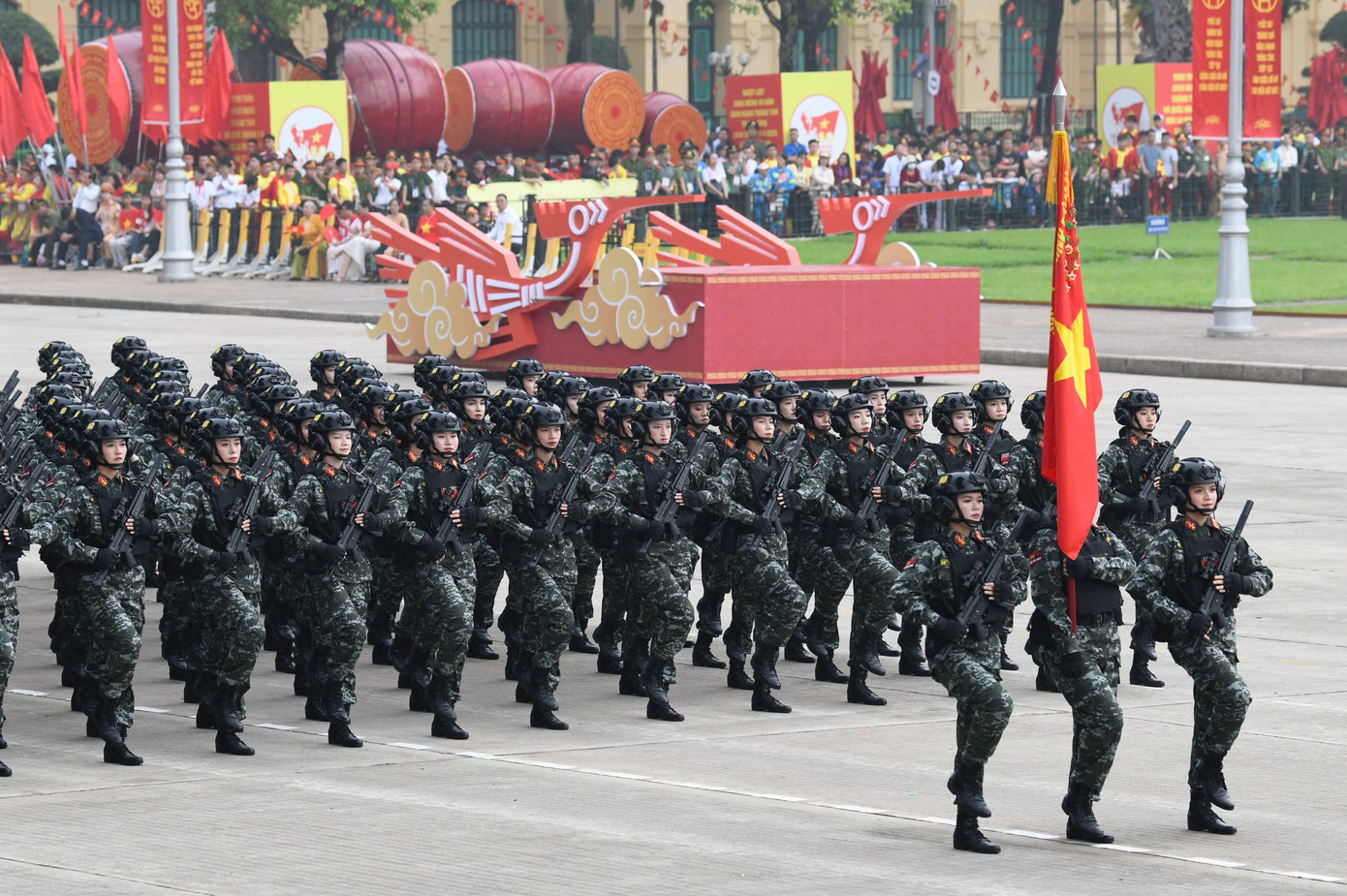 Những 'bông hồng thép' trong lễ diễu binh trên Quảng trường Ba Đình- Ảnh 13. Những 'bông hồng thép' trong lễ diễu binh trên Quảng trường Ba Đình- Ảnh 13.