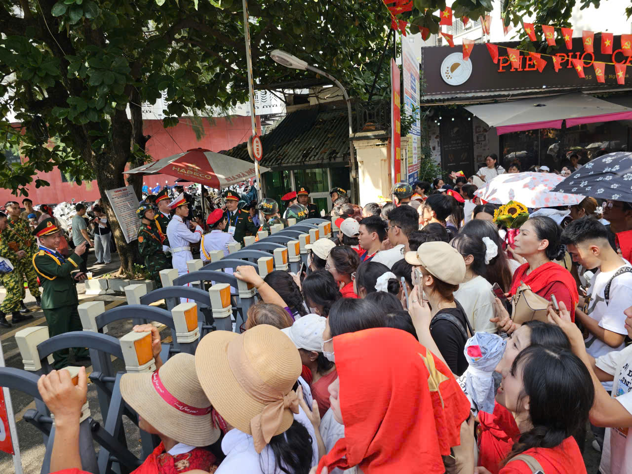 VIDEO: Giây phút trùng phùng giữa chiến sĩ và người thân sau A80 khiến ai cũng xúc động- Ảnh 5.