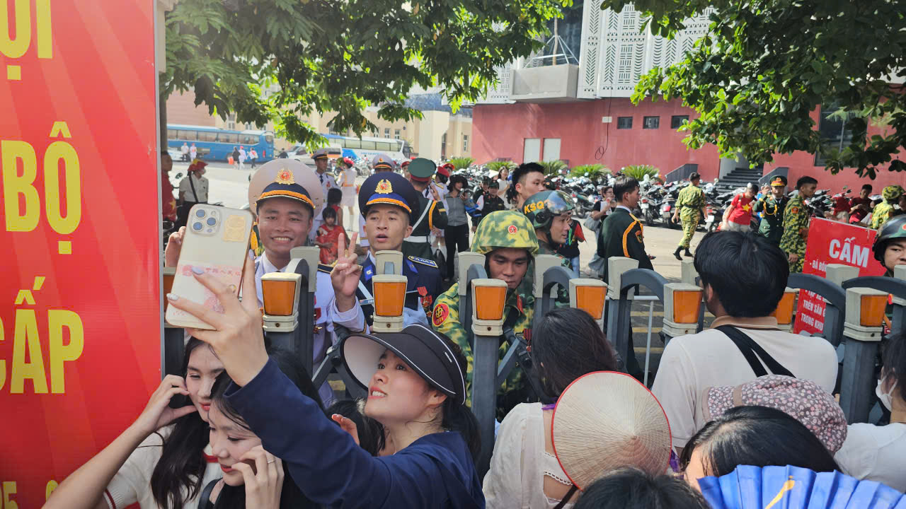 VIDEO: Giây phút trùng phùng giữa chiến sĩ và người thân sau A80 khiến ai cũng xúc động- Ảnh 1.