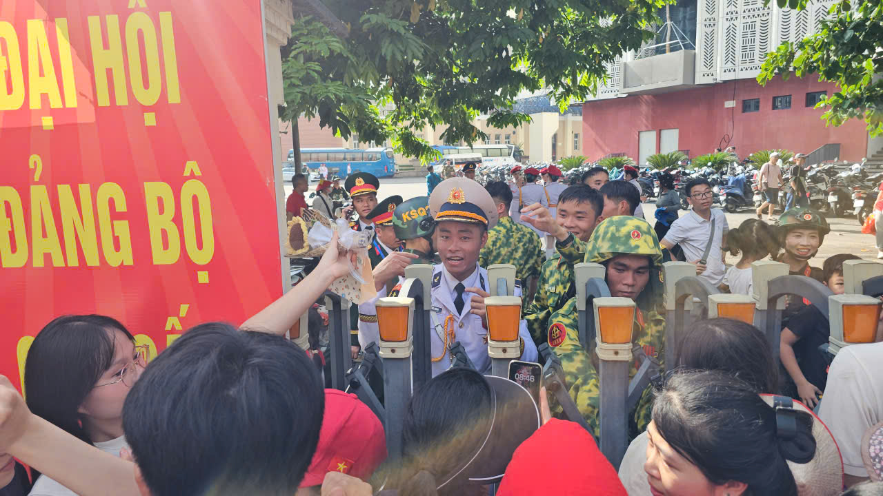 VIDEO: Giây phút trùng phùng giữa chiến sĩ và người thân sau A80 khiến ai cũng xúc động- Ảnh 4.