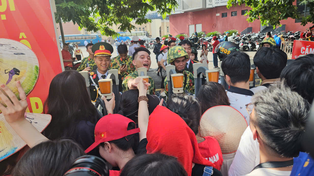 VIDEO: Giây phút trùng phùng giữa chiến sĩ và người thân sau A80 khiến ai cũng xúc động- Ảnh 2.